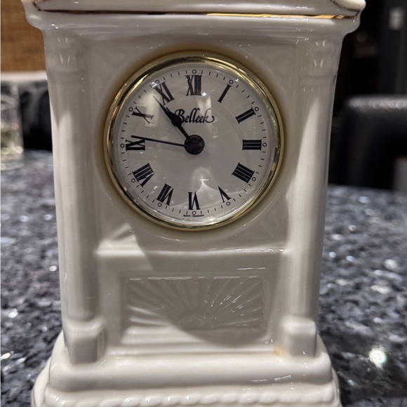 🕰️ ✨ Vintage Belleek Irish Porcelain Mantel Clock — Timeless Elegance! ✨ - Picture 10 of 16